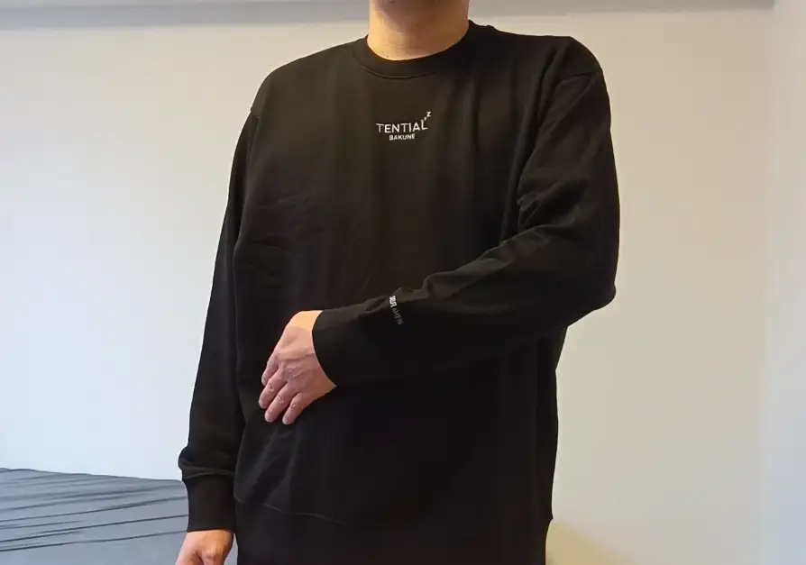 BAKUNEウォーム・着用前面ロゴ