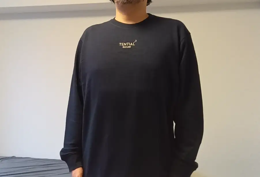 BAKUNEスウェット・着用前面