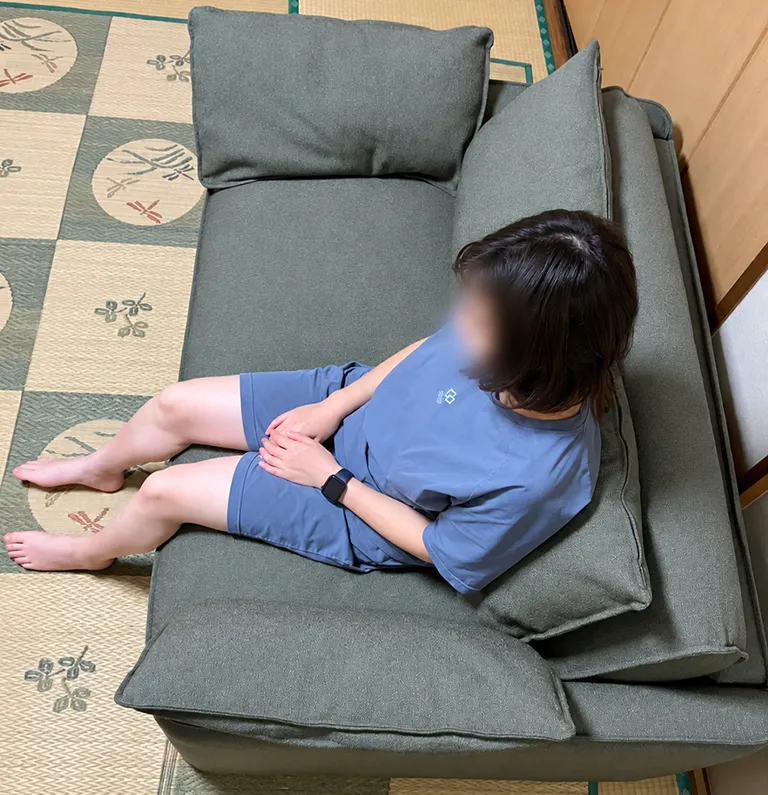 コアラソファーベッド CUSHY+に座って座り心地を検証する様子